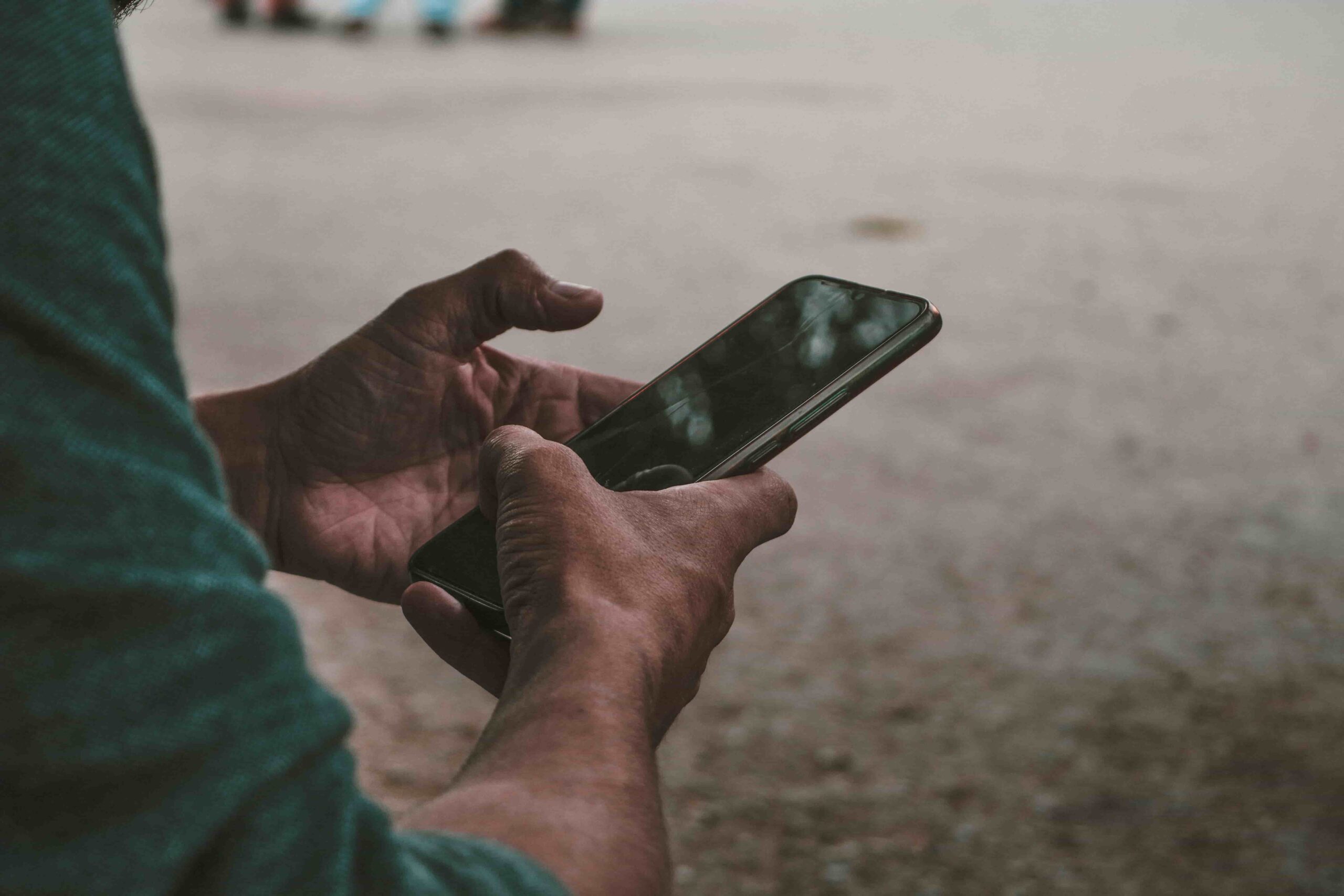 Hombre utilizando su teléfono móvil