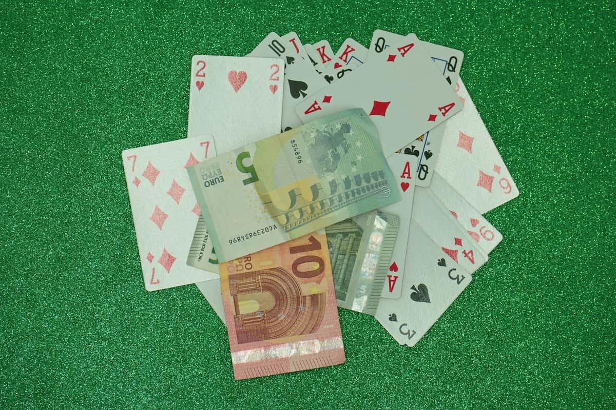 Dinero junto a cartas