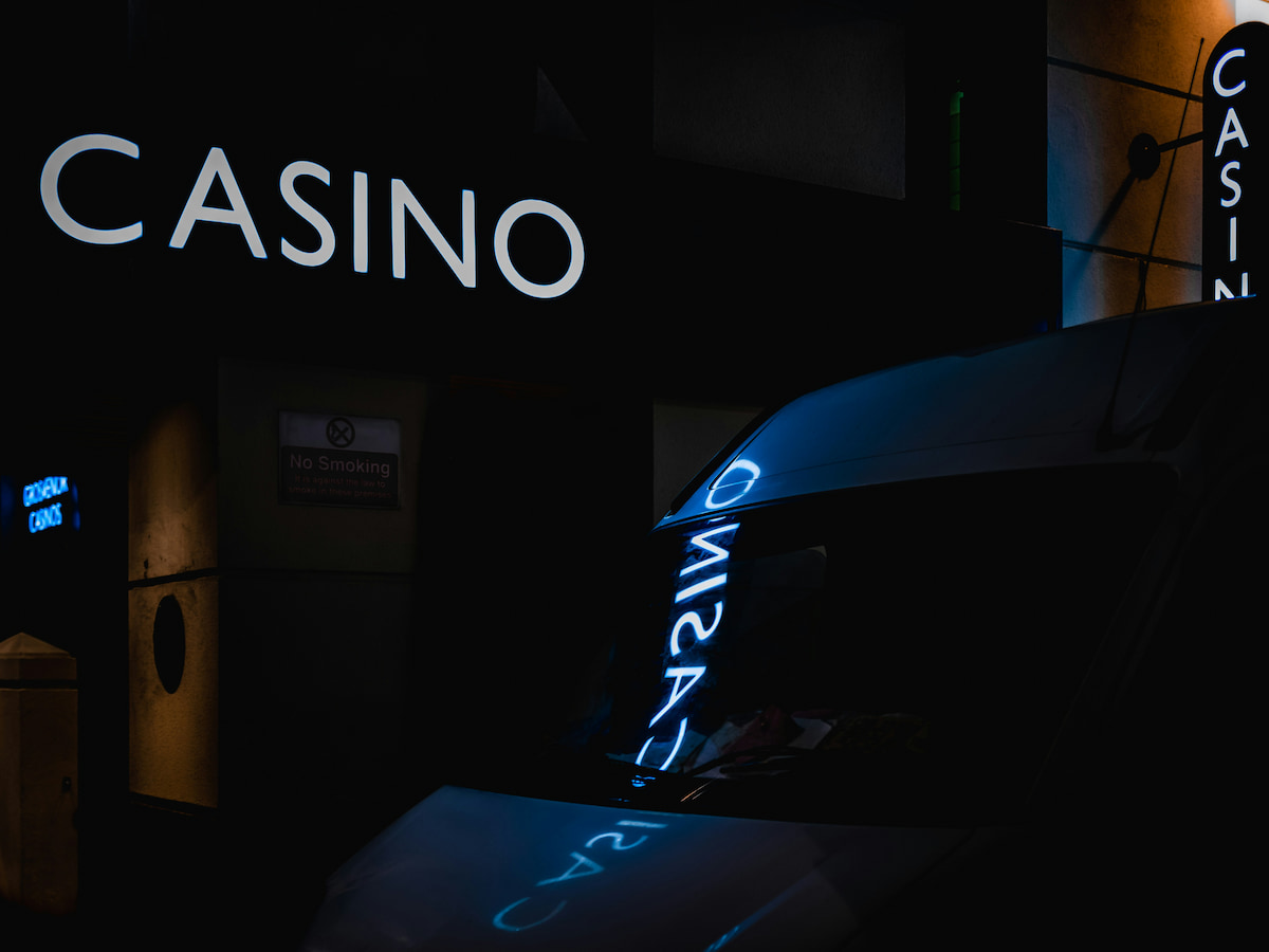 Foto de casino en la noche