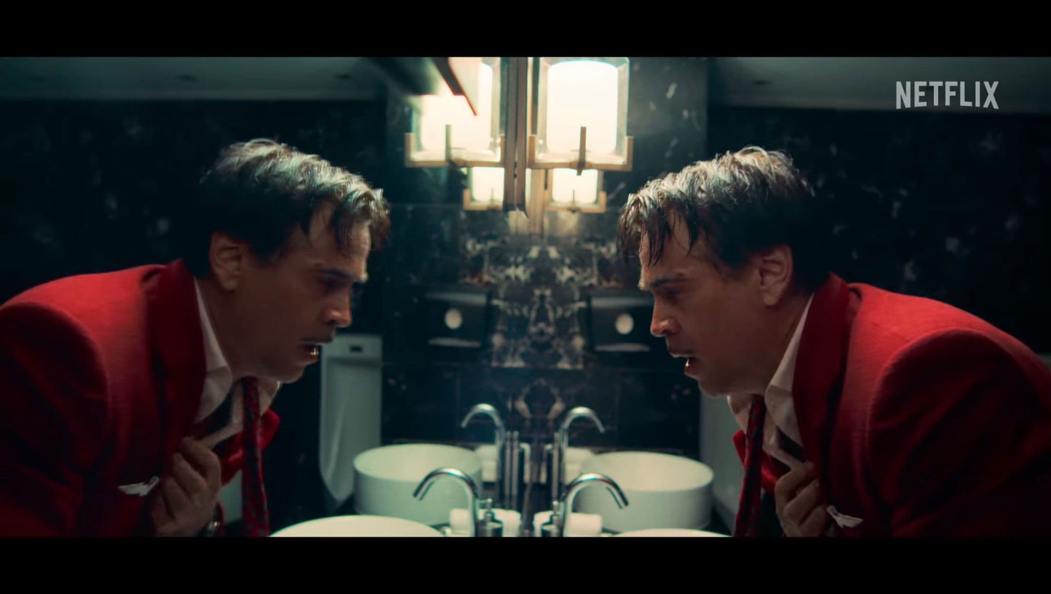 Colin Farrell angustiado mirándose en el espejo en en una escena de The Ballad of a Small Player en su personaje de Lord Doley