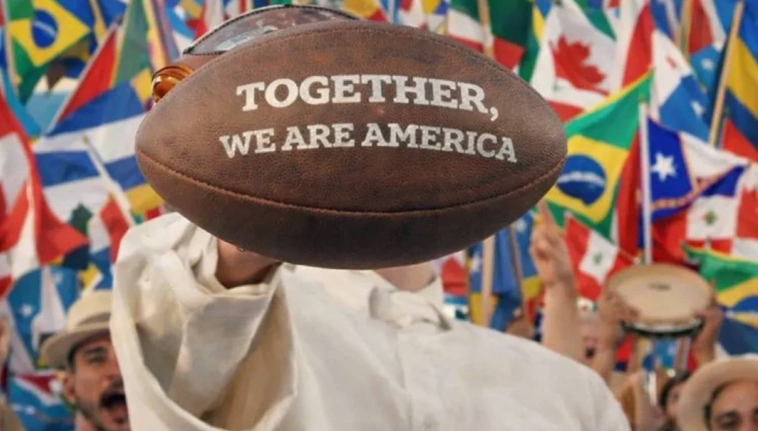 Bad Bunny en una de sus coreografías con mensaje Together we are America