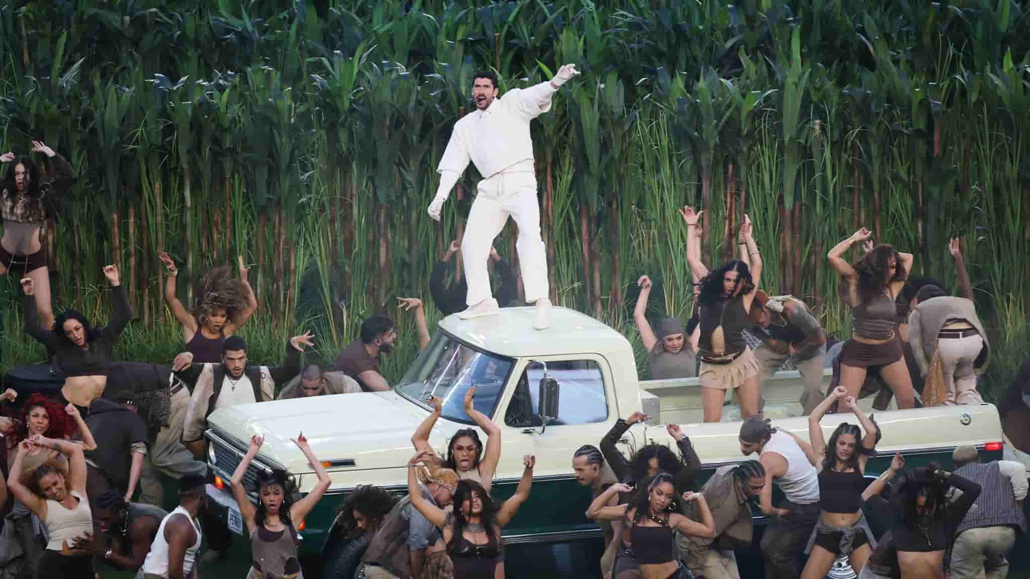 Bad Bunny en una de sus coreografías reivindicando el trabajo duro del campo